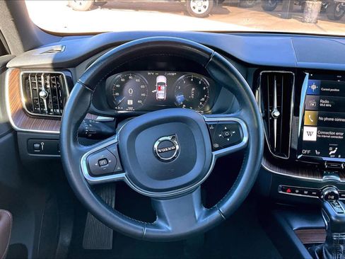 Used 2021 Volvo XC60 T5 Momentum image 5