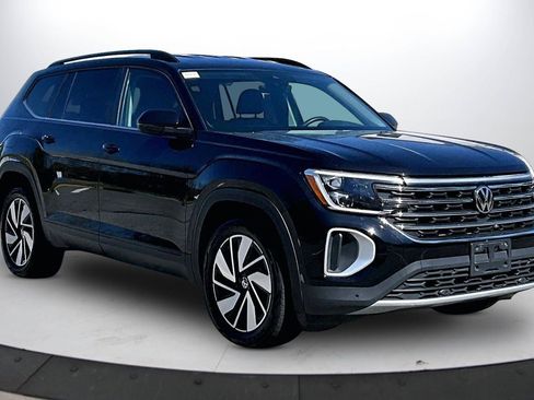 Used 2025 Volkswagen Atlas SE image 2