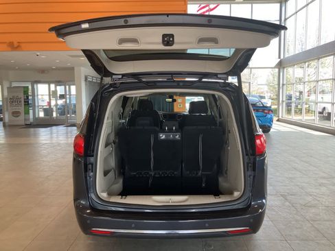 Used 2020 Chrysler Pacifica Touring w/ Cold Weather Group FWD image 28