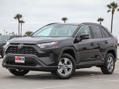 Certified 2025 Toyota RAV4 XLE AWD/4WD image 1