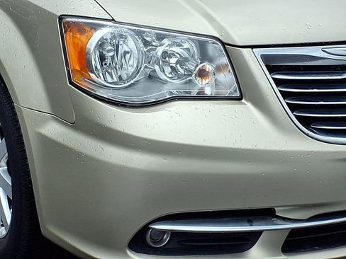 Used 2015 Chrysler Town & Country Touring w/ Driver Convenience Group FWD image 27
