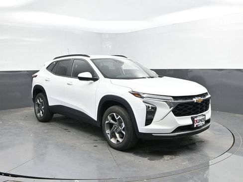 Used 2025 Chevrolet Trax LT FWD image 4