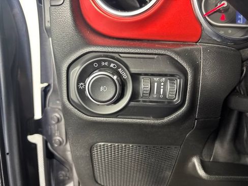 Used 2021 Jeep Wrangler Unlimited Rubicon w/ Cold Weather Group AWD/4WD image 15