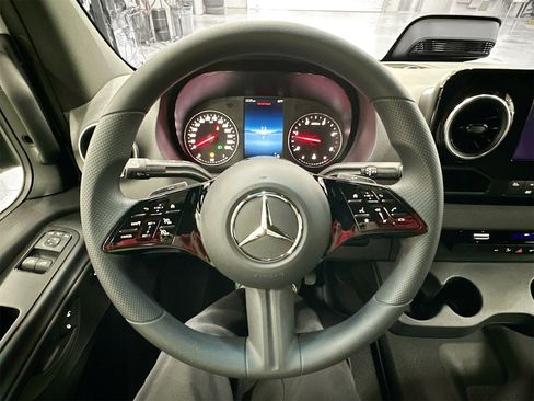 Used 2025 Mercedes-Benz Sprinter 2500 image 10
