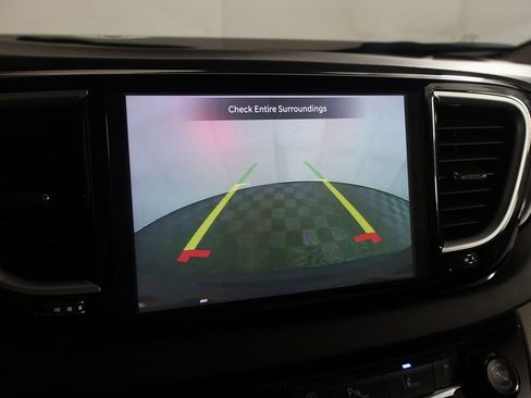 Used 2023 Chrysler Pacifica Touring-L FWD image 43