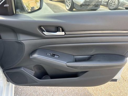 Used 2025 Nissan Altima 2.5 SV image 14