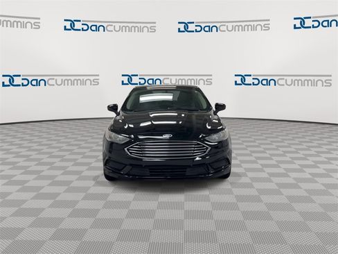 Used 2017 Ford Fusion SE w/ Fusion SE Technology Package image 3