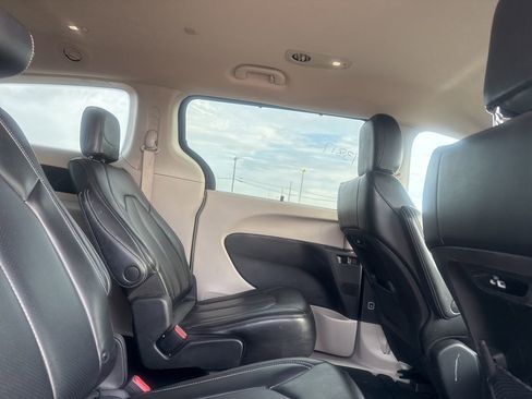 Used 2023 Chrysler Pacifica Touring-L FWD image 21
