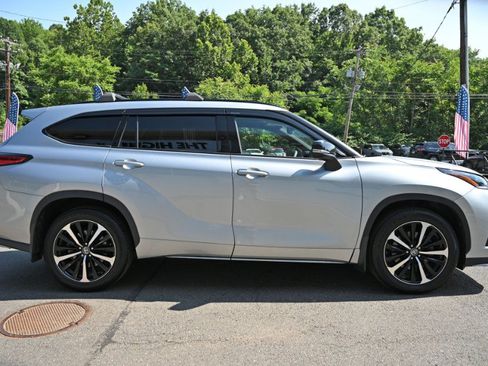 Used 2022 Toyota Highlander XSE AWD/4WD image 6