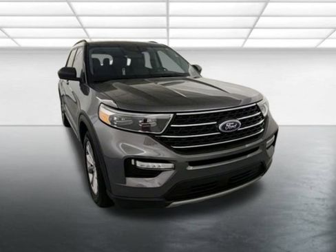 Used 2022 Ford Explorer XLT w/ Equipment Group 202A image 2