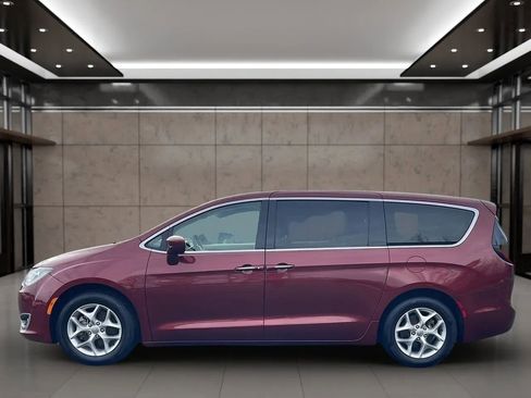 Used 2019 Chrysler Pacifica Touring Plus w/ Tire & Wheel Group image 2
