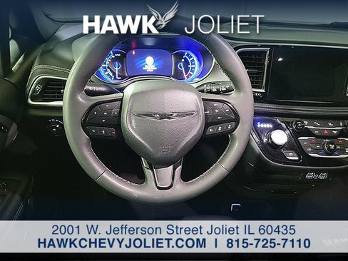 Used 2024 Chrysler Pacifica Limited FWD image 14