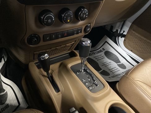 Certified 2015 Jeep Wrangler Unlimited Sahara w/ Dual Top Group image 15
