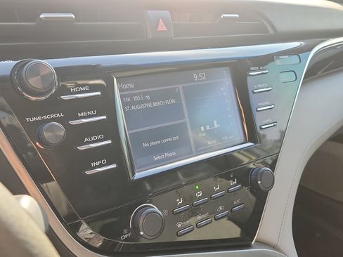 Used 2018 Toyota Camry LE image 29