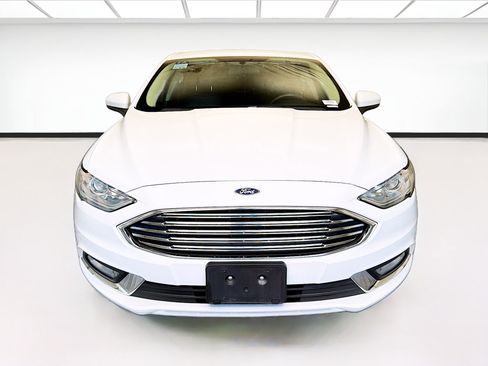 Used 2018 Ford Fusion SE w/ Equipment Group 201A FWD image 2