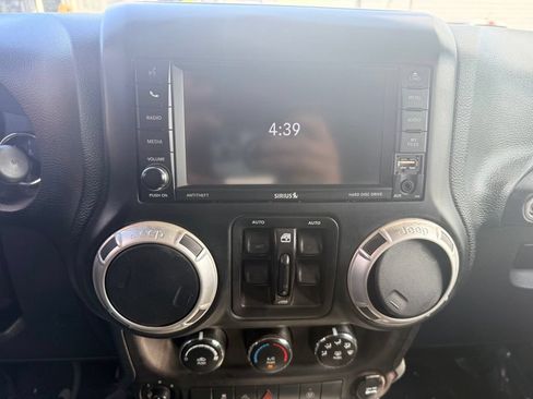 Used 2018 Jeep Wrangler Unlimited Sahara AWD/4WD image 21