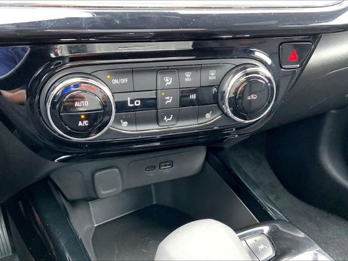 Used 2025 Chevrolet Trax RS FWD image 35