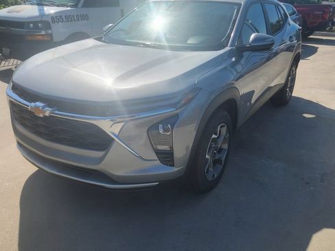 Used 2025 Chevrolet Trax LT FWD image 2