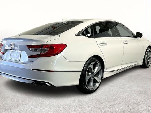 Used 2018 Honda Accord Touring image 2