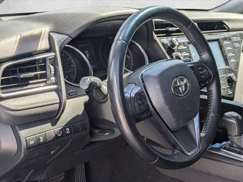 Used 2020 Toyota Camry SE FWD image 5