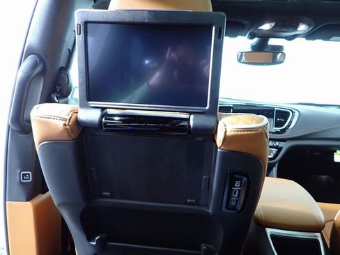 New 2026 Chrysler Pacifica Pinnacle image 11