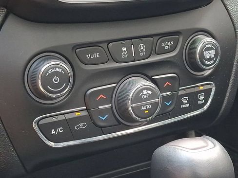 Certified 2019 Jeep Cherokee Latitude Plus w/ Comfort/Convenience Group AWD/4WD image 16