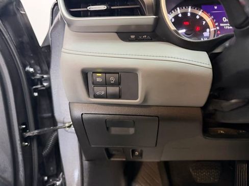 Used 2023 Toyota Highlander XLE FWD image 12