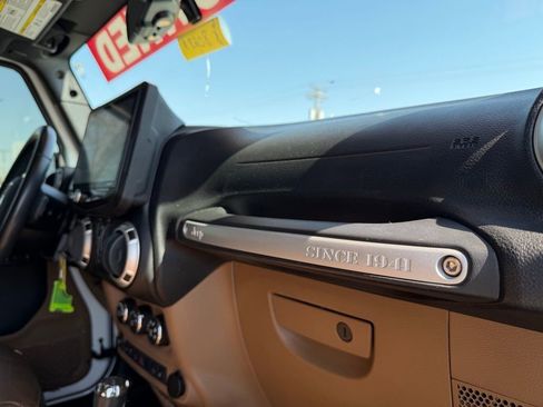 Used 2017 Jeep Wrangler Unlimited Sahara w/ Connectivity Group image 31