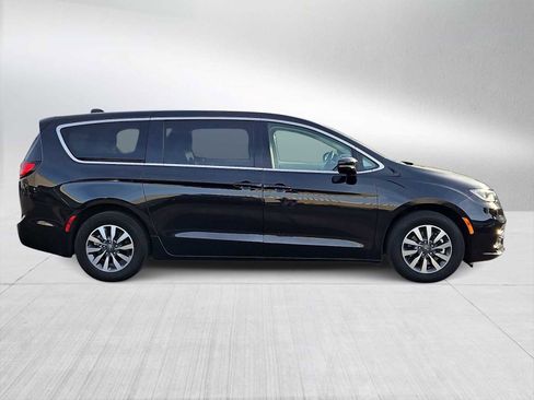 Used 2022 Chrysler Pacifica Touring-L image 9