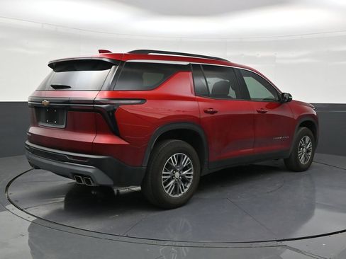 Used 2025 Chevrolet Traverse LT FWD image 5