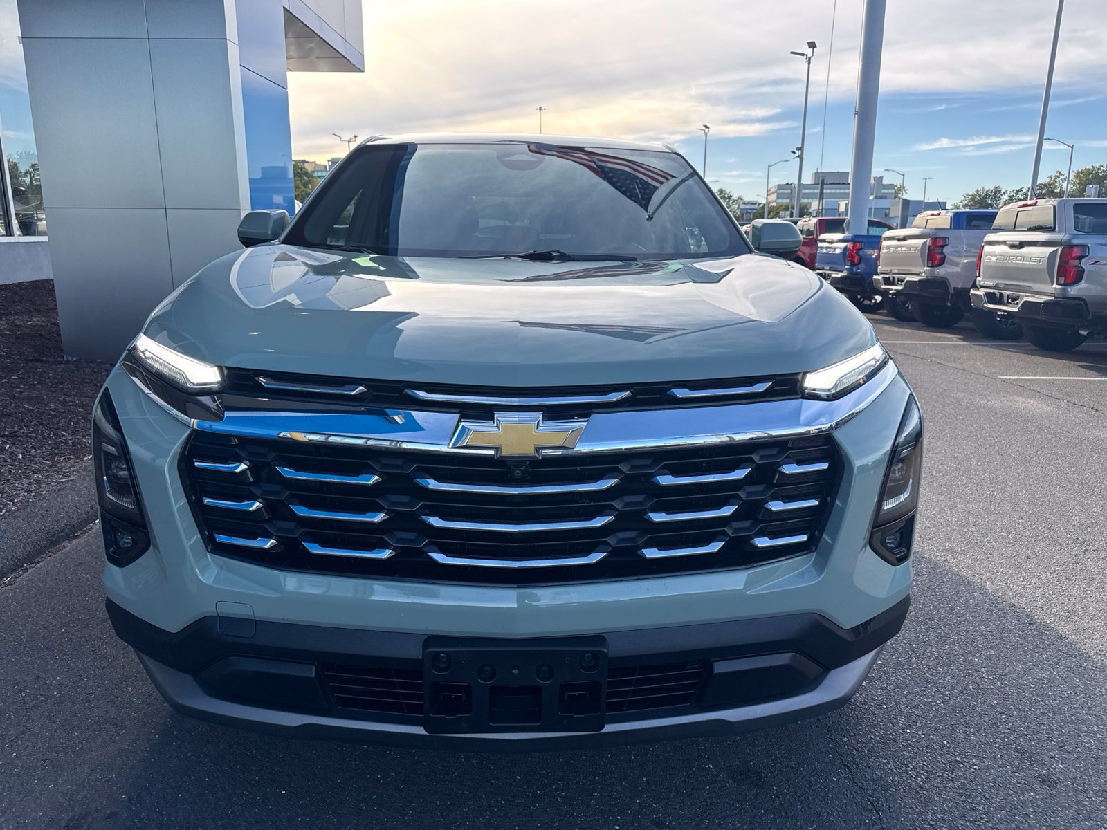 Used 2025 Chevrolet Equinox LT w/ Safety and Technology Package FWD image 3