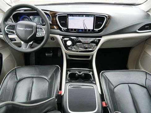 Used 2023 Chrysler Pacifica Limited FWD image 12