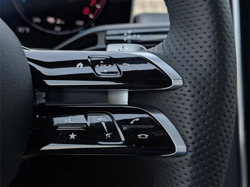 Used 2025 Mercedes-Benz GLC 350e 4MATIC image 17