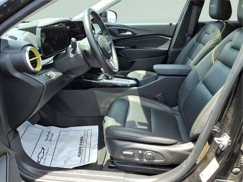 Used 2025 Chevrolet Trax ACTIV w/ Sunroof Package FWD image 17