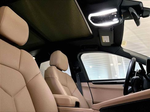 Used 2025 Porsche Macan Turbo image 25