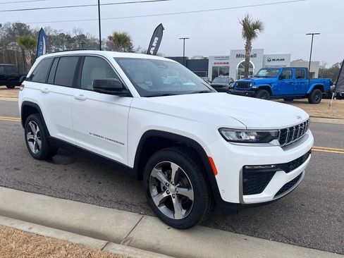 New 2026 Jeep Grand Cherokee Limited w/ Luxury Tech Group II image 2