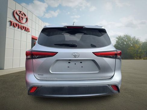 Used 2021 Toyota Highlander Limited FWD image 4