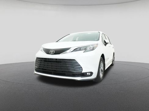 New 2026 Toyota Sienna XLE FWD image 32