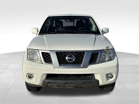 Used 2018 Nissan Frontier PRO-4X image 2