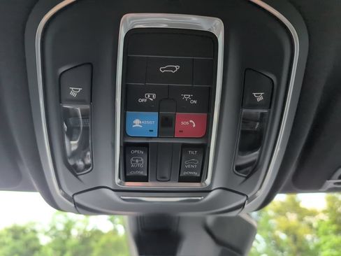 Used 2025 Jeep Grand Cherokee Altitude AWD/4WD image 28