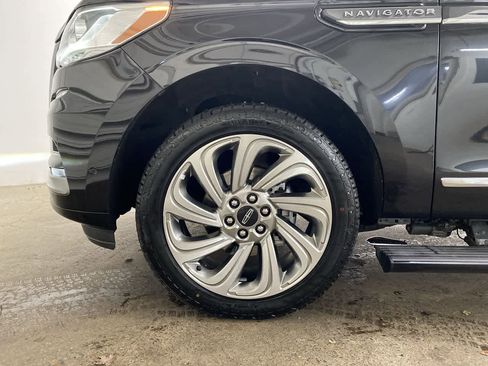Used 2024 Lincoln Navigator L Premiere image 11