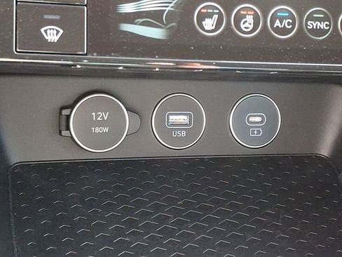 Used 2025 Genesis G70 2.5T image 23