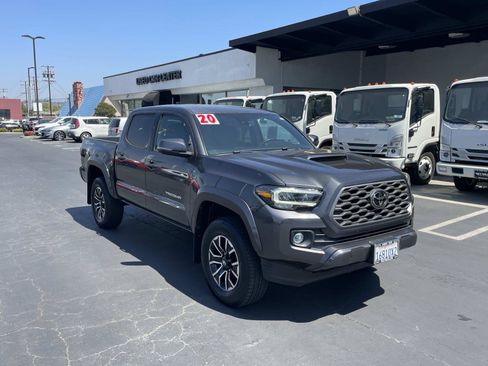 Used 2020 Toyota Tacoma TRD Sport w/ Technology Package RWD image 3