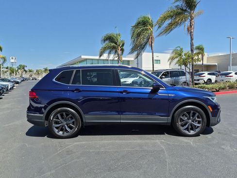 Used 2023 Volkswagen Tiguan SE w/ Panoramic Sunroof Package FWD image 11