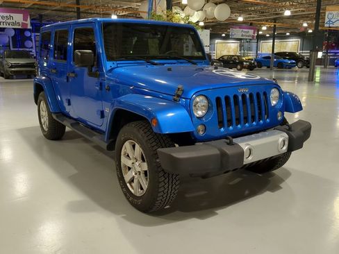 Used 2015 Jeep Wrangler Unlimited Sahara w/ Connectivity Group AWD/4WD image 5
