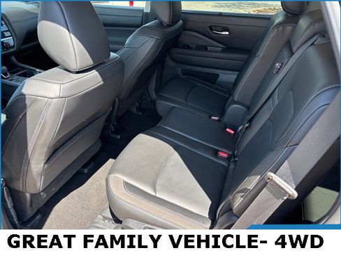 Used 2025 Nissan Pathfinder SL image 13