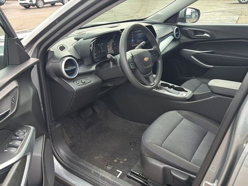 Used 2024 Chevrolet Trax LS w/ LS Convenience Package image 8