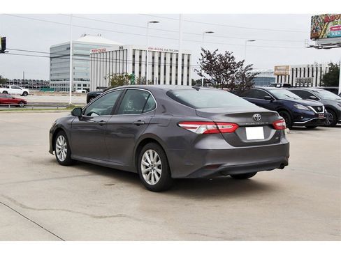 Used 2019 Toyota Camry LE image 4