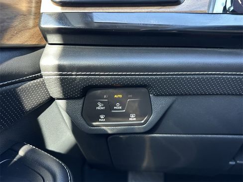 Used 2025 Volkswagen Atlas SE image 23