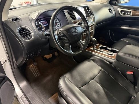 Used 2020 Nissan Pathfinder Platinum image 19